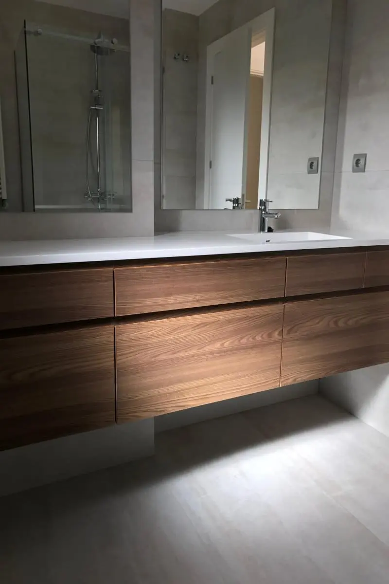 Baño marrón cálido