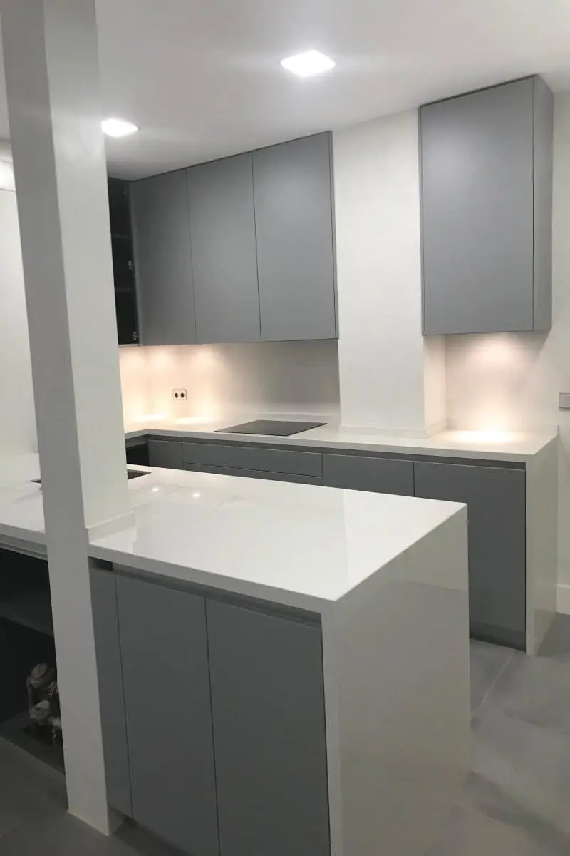 Cocina gris moderna